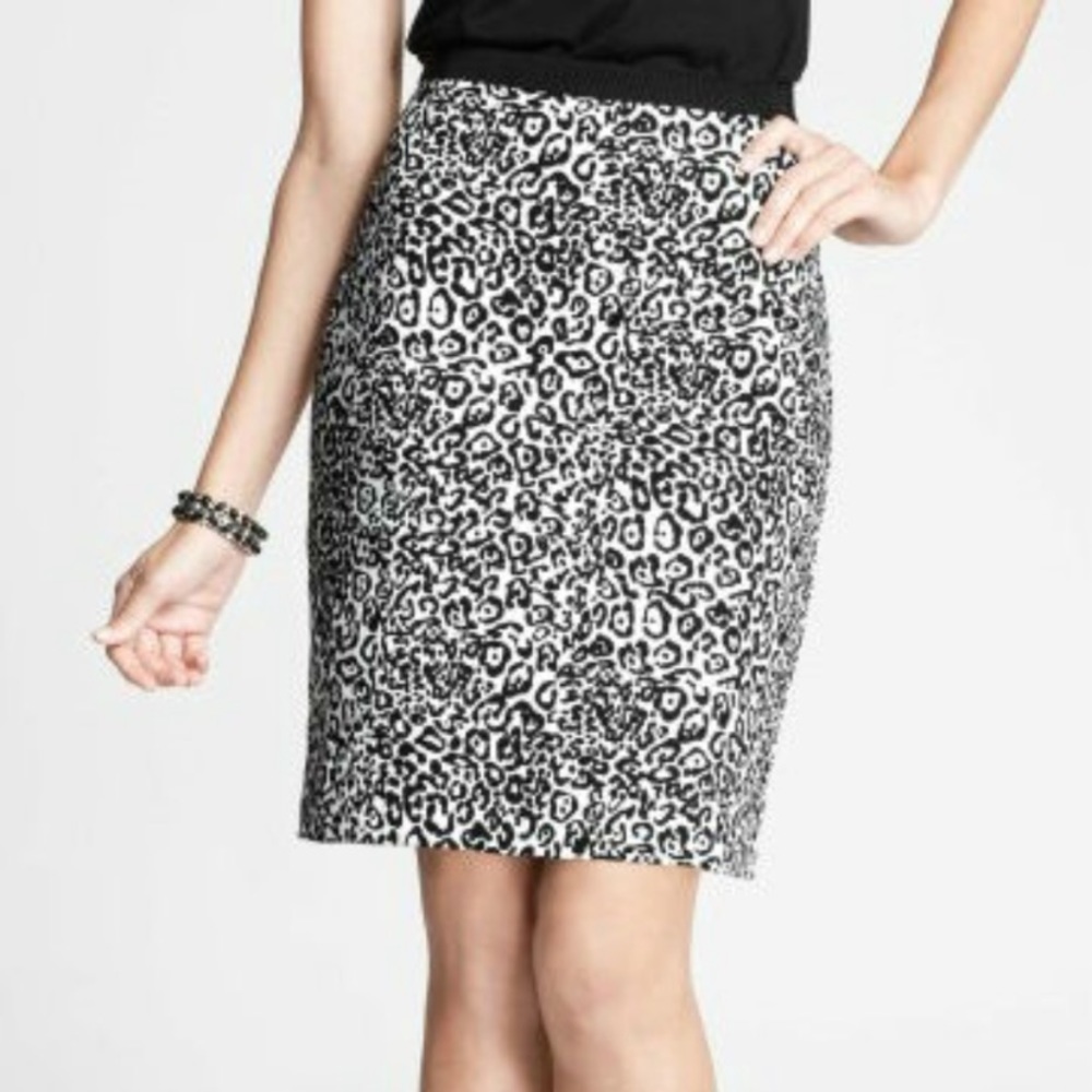 Ann Taylor EUC pencil skirt sz 10 black & white